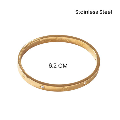 Gold bracelet with measurement label on a white background